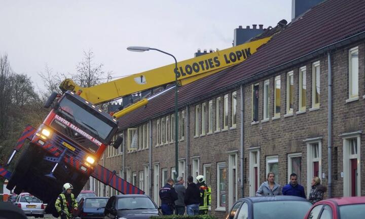 Sập mái nhà hàng xóm vì dùng cần cẩu cầu hôn bạn gái