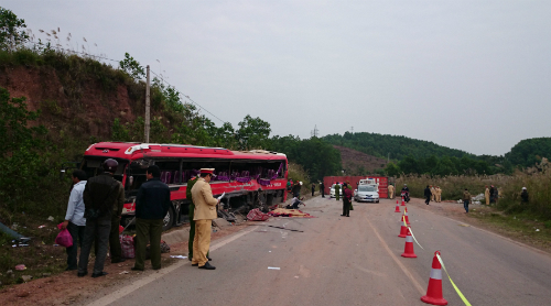 Xe khách đâm xe container, 14 người thương vong