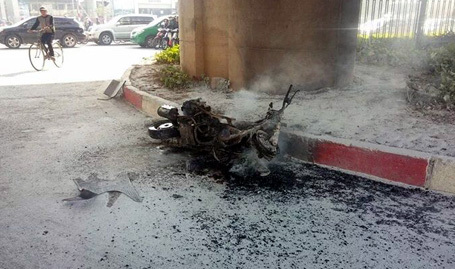 Video: Xe máy bất ngờ bốc cháy ngùn ngụt giữa đường