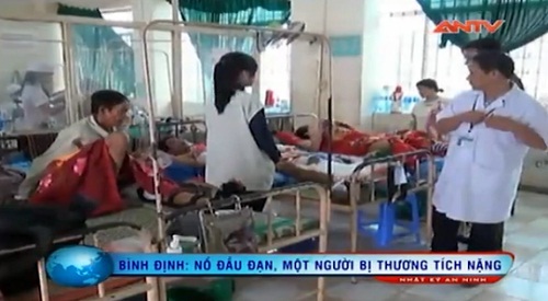 Video: Dùng búa đập đầu đạn M79, người đàn ông bị thương nặng