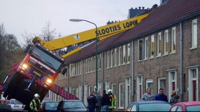 Video: Bi hài cầu hôn bằng cần cẩu,  đập vỡ nóc nhà hàng xóm bạn gái