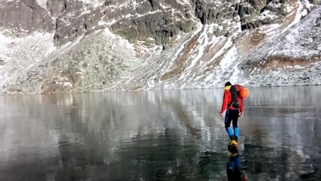 Video: Kỳ lạ người đi bộ trên mặt nước