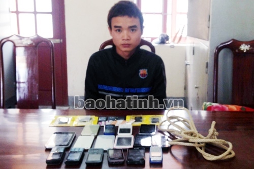 Siêu trộm cuỗm 17 điện thoại di động trong đêm tối