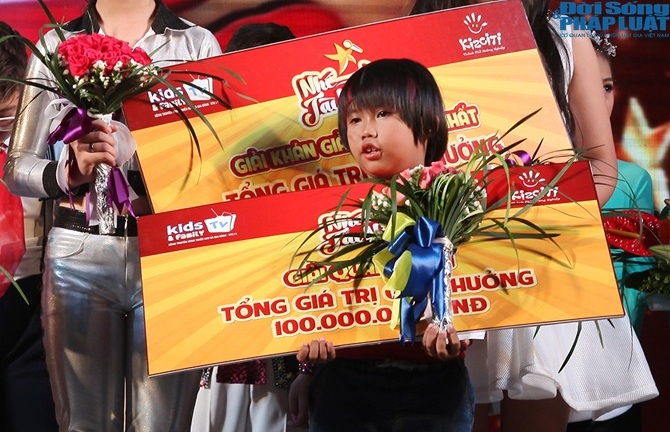 Thần đồng đánh trống Nguyễn Trọng Nhân giành ngôi quán quân Nhí tài năng 2014