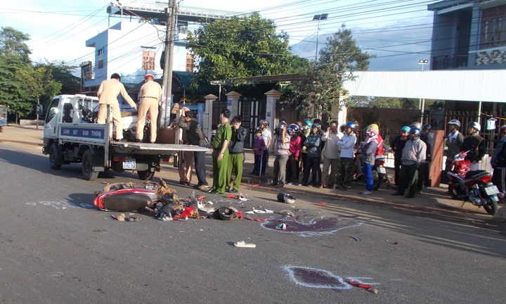 Xe máy đối đầu, 3 người thương vong