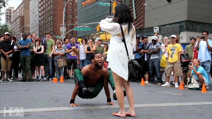 Video: Tán tỉnh hot girl bằng tài nhào lộn đường phố cực đỉnh