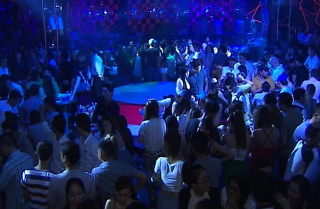 Cảnh sát “đột kích” 2 quán bar, hàng trăm dân chơi tháo chạy