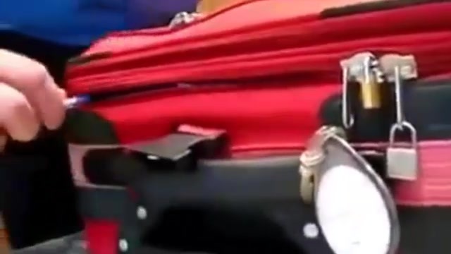 Clip lật tẩy trò mở trộm vali không để lại dấu vết