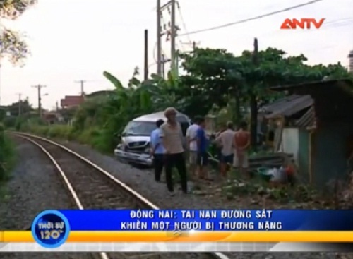 Video: Tàu hỏa kéo lê xe khách 12 chỗ ngồi Đồng Nai