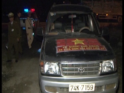 Xe chở hài cốt liệt sĩ cất giấu 1000 bao thuốc lá lậu