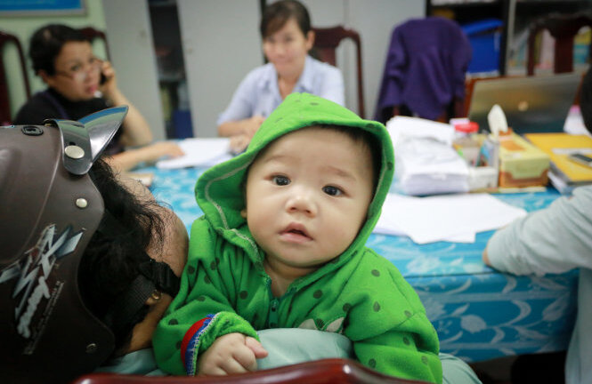 Đưa bé 7 tháng tuổi bị mẹ bỏ rơi vào làng trẻ mồ côi