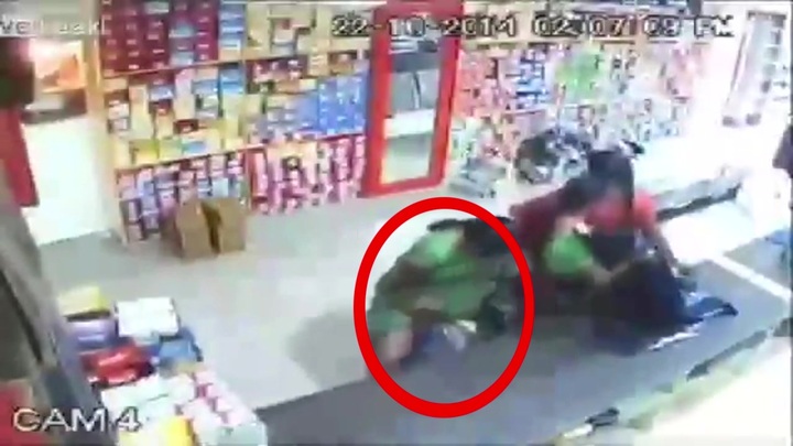 Video: Lật tẩy thủ đoạn nhét cả đống đồ dưới váy của 3 nữ 