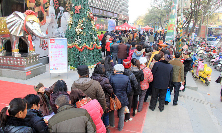 Chuyện lạ: Đổi hai quả táo được một… miếng vàng