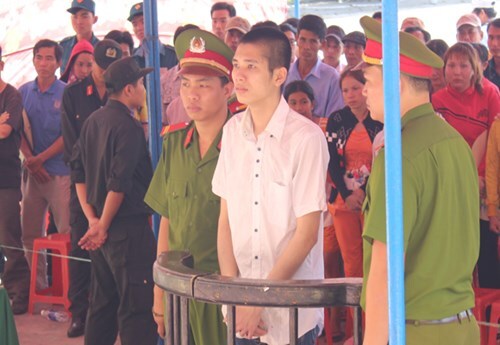 Cuồng ghen, mang dao tới chém tới tấp tình địch và người yêu