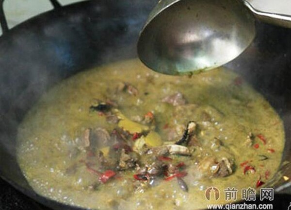 Khám phá quy trình chế biến món... lẩu phân bò