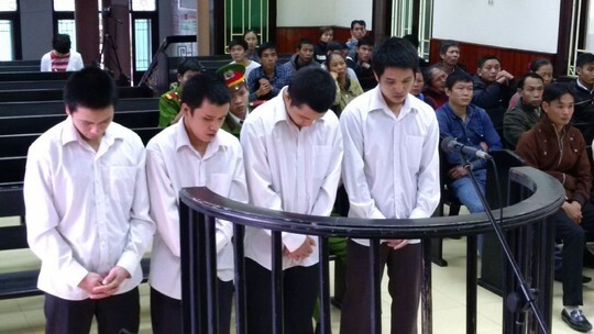 Bị làm rơi cơm lên áo, nhóm lâm tặc 9X giết người dã man 