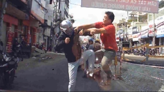 Video: Thanh niên đánh nhau như