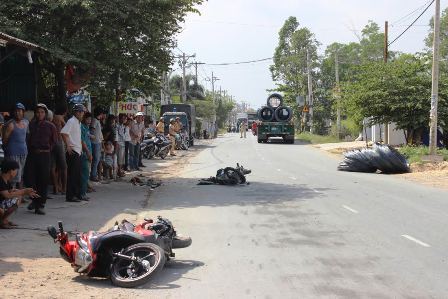 Cuộn sắt nặng hàng tấn rơi từ xe container, 3 người trọng thương