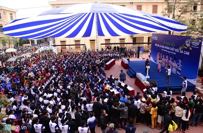 Ngọc Hân, Xuân Bắc tặng sữa cho trẻ khuyết tật