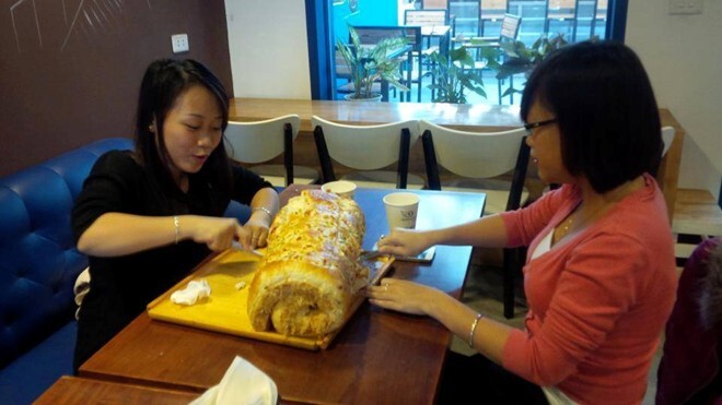 Hà Nội: Ăn hết chiếc bánh 2,1 kg được thưởng 1 triệu đồng