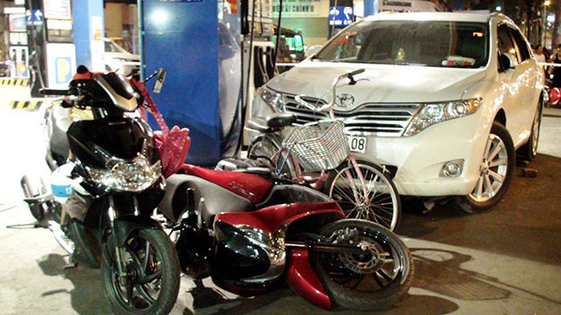 Ô tô lao vào cây xăng, ít nhất 4 người nhập viện