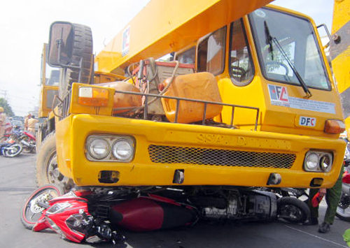 Mất kiểm soát tốc độ, xe cẩu cuốn 10 xe máy đang dừng đèn đỏ