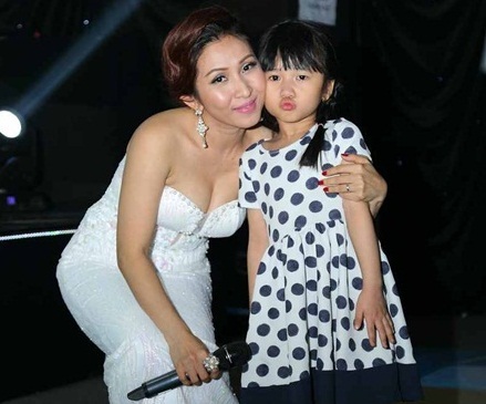 Chân dung đối tượng tráo hơn 60 tờ 100 USD ở tiệm vàng