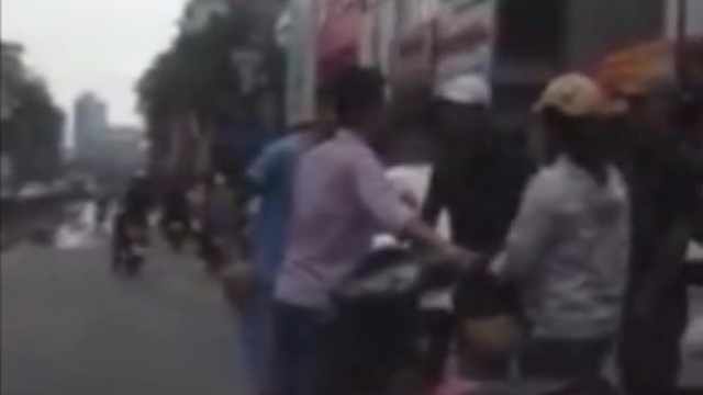 Va chạm ôtô, người đàn ông bị vây đánh hội đồng túi bụi