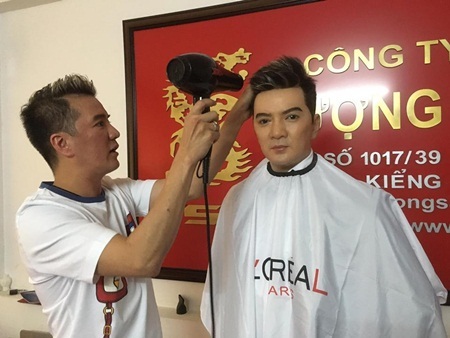 Mr Đàm tự tay cắt tóc cho tượng sáp giống y như thật của mình