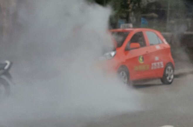 Đang đậu bên đường, xe taxi bất ngờ bốc cháy