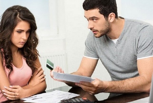 Biếu bố đẻ 500 nghìn, đêm nào cũng bị chồng tra tấn