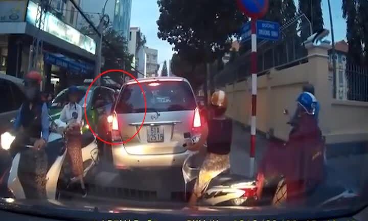 Tài xế ôtô túm cổ thanh niên chạy xe máy lấn làn
