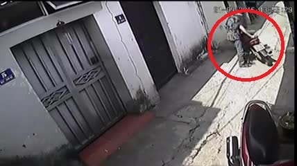 Tên trộm xe máy ung dung châm thuốc hút rồi mới tẩu thoát