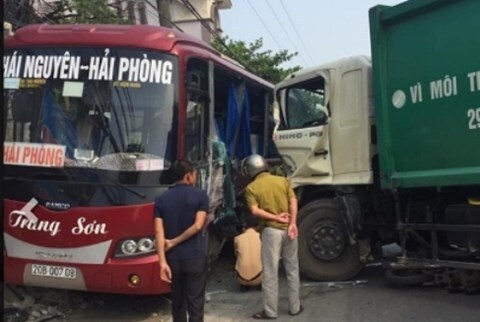 Hà Nội: Xe môi trường tông liên hoàn, 1 người chết, 5 người nhập viện