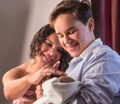 Cặp chuyển giới đầu tiên thế giới sinh con, bố mang bầu