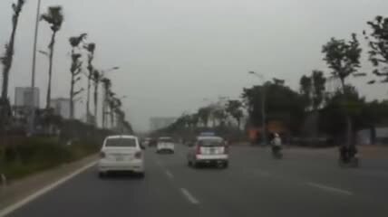 Nam thanh niên đi ẩu, đụng ngã người đàn ông