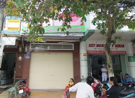 Bị điện giật khi lắp biển quảng cáo, 6 người thương vong