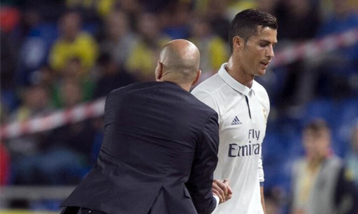 Ronaldo to tiếng với Zidane trong phòng thay đồ