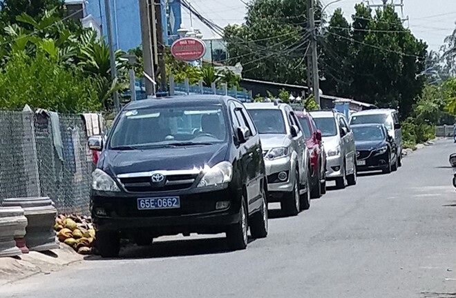 Xe công từ Cần Thơ đến Sóc Trăng dự đám giỗ