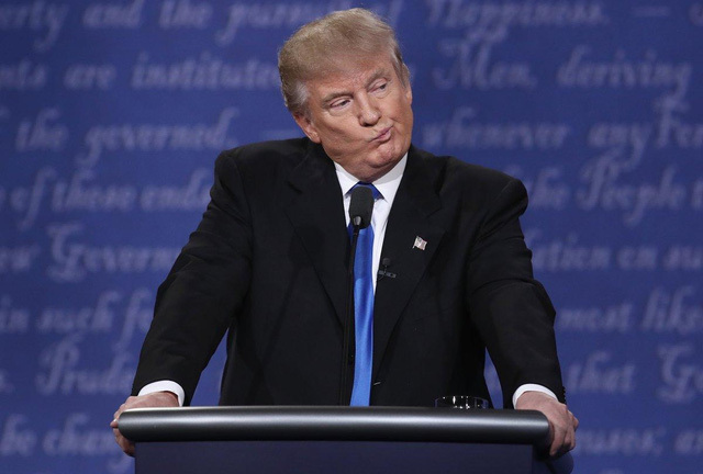 Trump tố ban tổ chức cố tình để ông sử dụng micro hỏng