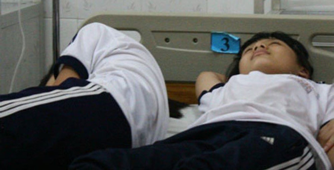 Sau bữa cơm trưa, hơn 140 em học sinh nhập viện