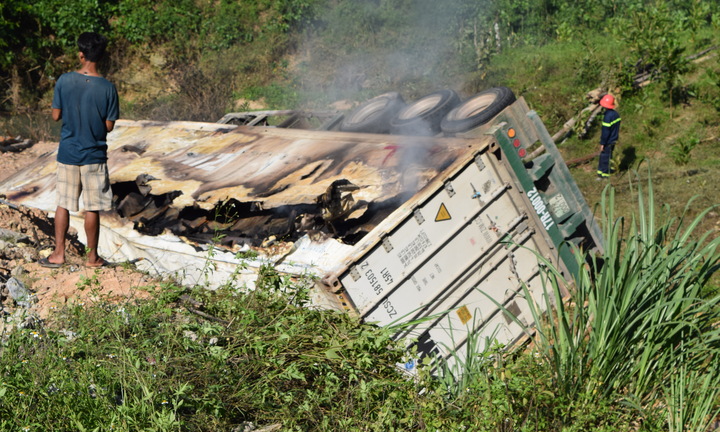 Xe tải bốc cháy sau khi đâm gãy taluy đường, tài xế tử vong