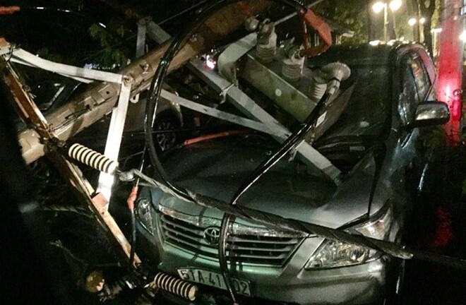 Mưa lớn, cây xanh gãy đổ đè nhiều ô tô