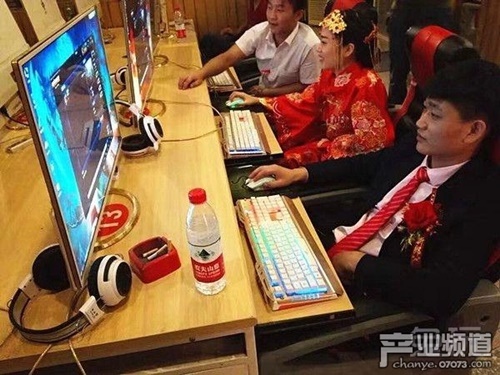 'Cạn lời' với cô dâu chú rể mải đánh điện tử quên cả giờ cưới