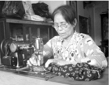 Chuyện cảm động về người mẹ miệt mài may vá để giúp kẻ nghèo khó