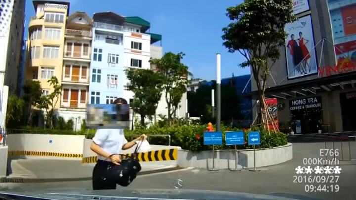 Lấy balô che nắng, cô gái gặp tai nạn đau đớn