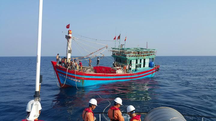 Cứu hộ thành công tàu cá cùng 19 thuyền viên trôi dạt ngoài biển 