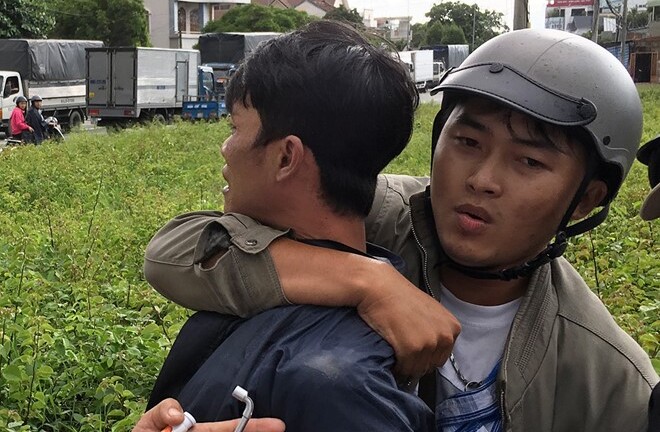 Bị đuổi bắt, tên trộm xe máy liều lĩnh rút dao chống trả