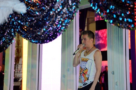 Mr Đàm liên tục thức khuya ráp sân khấu đến 2h sáng 