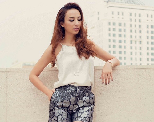 Hoa hậu Ngọc Diễm khoe street style gợi cảm xuống phố